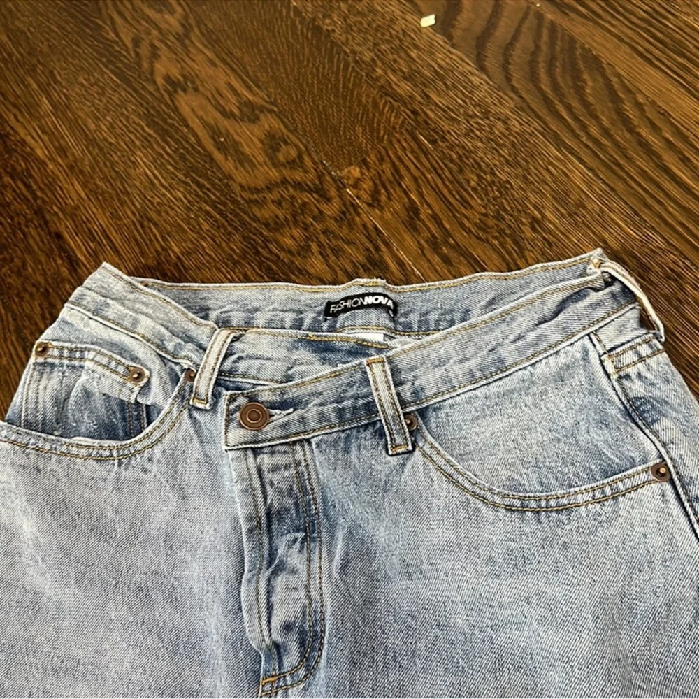 Fashion nova crossover straight leg jeans. Light blue wash - Picture 4 of 6